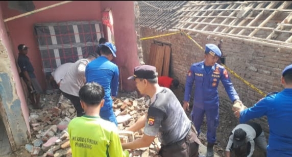 Polri Hadir di Tengah Warga, Bersihkan Puing Pascaledakan di Panimban